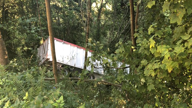 Un camion tombé dans un ravin au dessus de la vallée du Gouédic