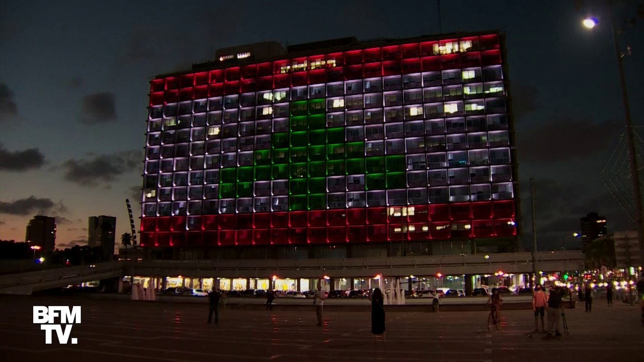 La mairie de Tel Aviv arbore le drapeau Libanais sur sa façade en hommage aux victimes