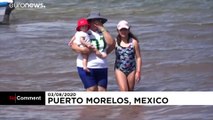 مکزیک؛ گام زدن در جامهٔ دروگر مرگ برای راندن گردشگران از ساحل