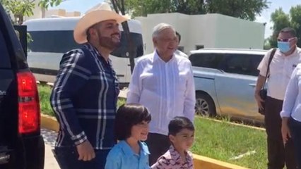 El Komander se toma foto con el Presidente Andrés Manuel López Obrador