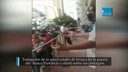 Trabajador de la salud estalló de bronca en la puerta del Banco Provincia y alertó sobre los contagios.