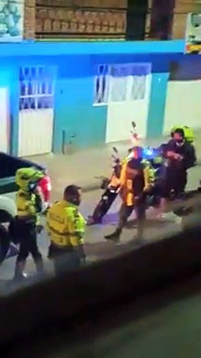 A cachetadas Policía impone comparendos