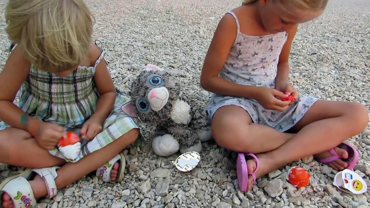 Sophia Isabella Brincando na Praia Kinder Joy Sereia