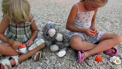 Sophia Isabella Brincando na Praia Kinder Joy Sereia