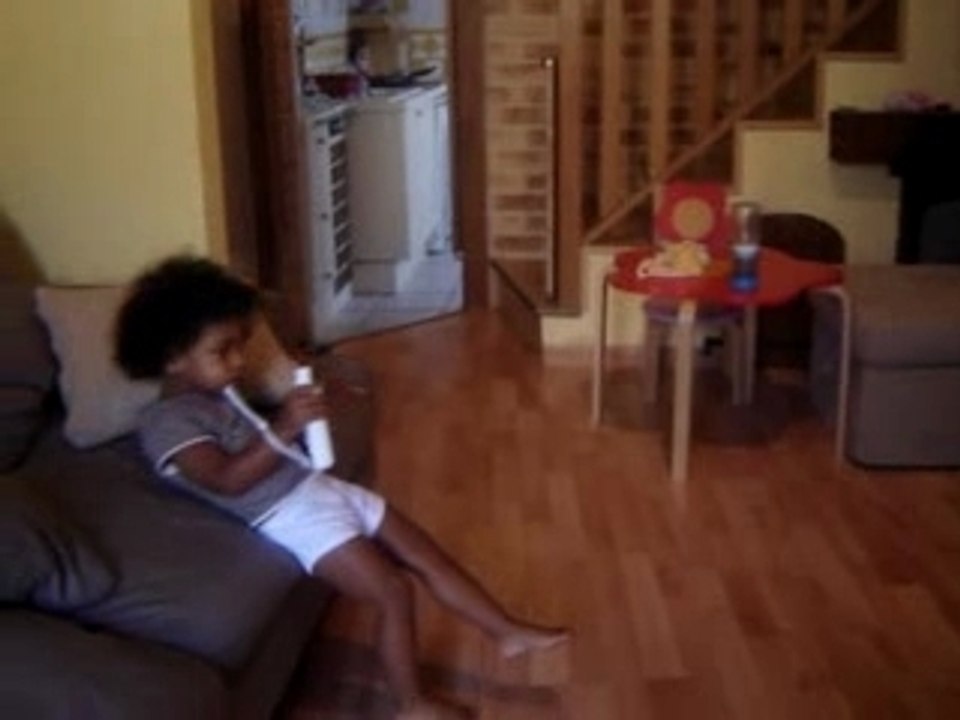 lisa qui joue a la wii