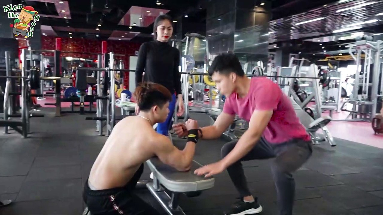 Thử Thách Chấp Cả Phòng Gym Vật Tay - P2 - Kiên Hư Hỏng