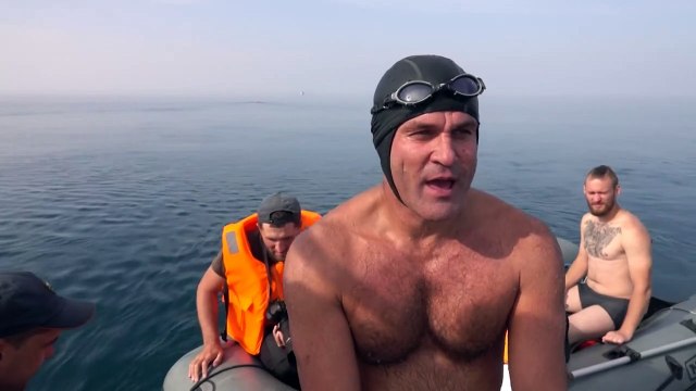 Nadadores cruzan lago siberiano para denunciar peligros ecológicos