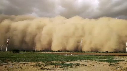 जैसलमेर के सोनू गांव में पवन चक्कियों से भी ऊपर उठी आंधी की लपटें