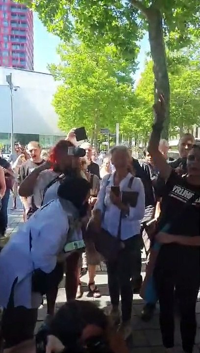 Margot Welleman onafhankelijke pers Nederland halfnaakt bij demonstratie in Rotterdam