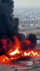 UAE के मार्केट में लगी भीषण आग, लपटों के बीच आसमान छूता धुएं का गुबार, देखें वीडियो