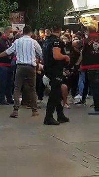 Kadın polisten kadına şiddet; önce eldivenlerini taktı sonra iki polisin tuttuğu kadına saldırdı