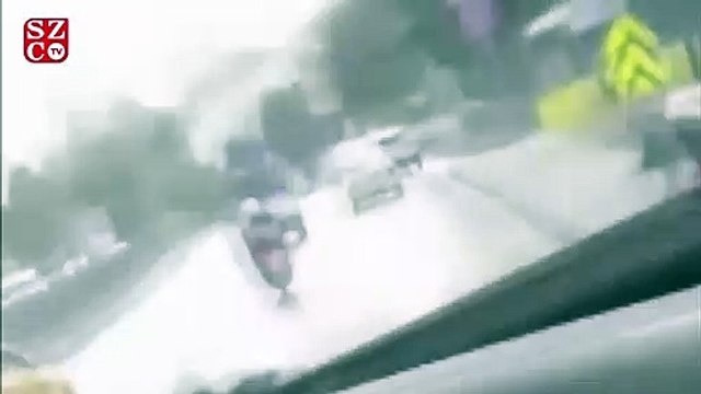 Elektrikli scooter ile motosikletin çarpıştığı anlar kamerada