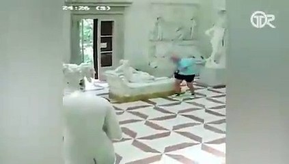 Tarihi eserlerle poz veren turist, 200 yıllık heykeli kırdı