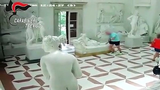 En voulant prendre une photo sur cette statue, ce touriste a endommagé la sculpture qui date de plus de 216 ans.