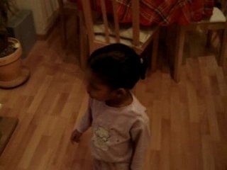 lisa qui chante et danse