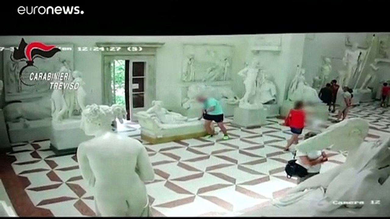 Quei pericolosi selfie "artistici": a farne le spese è Paolina Bonaparte, la sorella di Napoleone