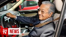 Dr Mahathir test drives Vietnamese SUV
