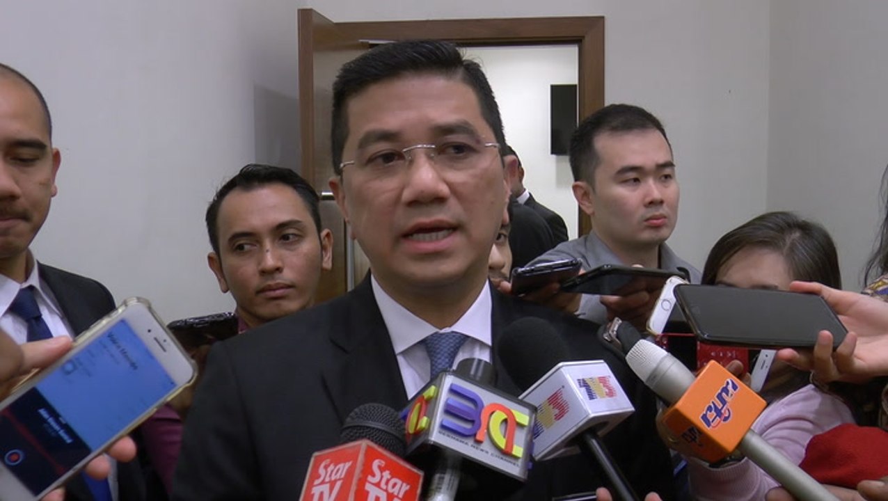 Azmin welcomes Umno MPs to join any party under Pakatan