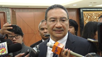 Hisham: I have no intention to exit Umno