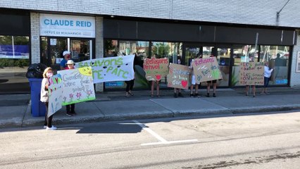 Manifestation du comité Refusons l'envol du parc des Mouettes devant les bureaux du député Claude Reid