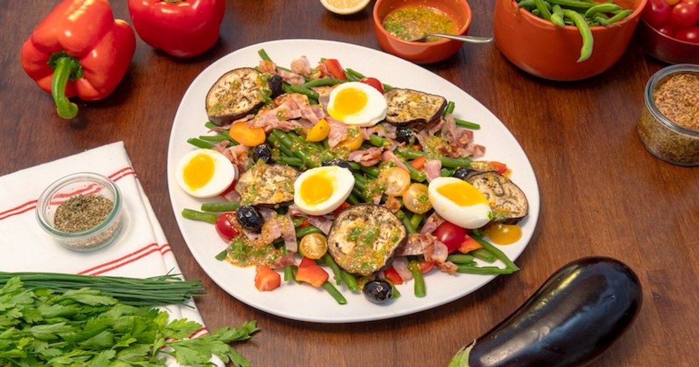 Préparez une merveilleuse salade façon bistrot avec de savoureux poivrons rouges, haricots verts et aubergines !