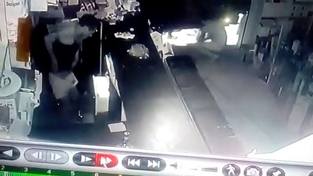 दुकान में चोरी करते चोरों की करतूत सीसीटीवी कैमरे में कैद
