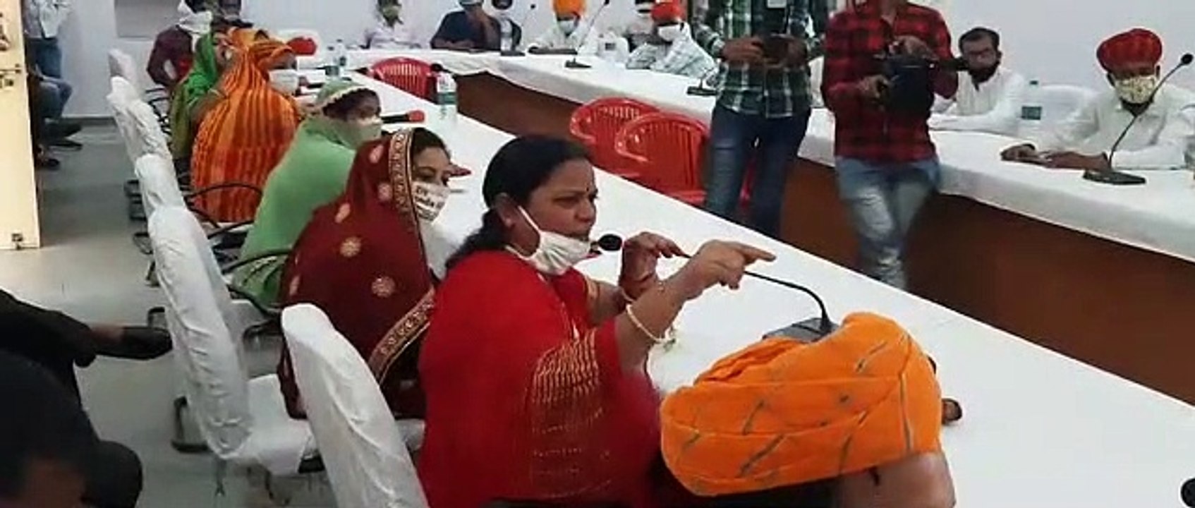 विदाई की वेला में लगे अनदेखी के आरोप, ध्वनिमत से पारित किए विकास के प्रस्ताव