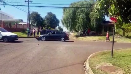 Após bater com Audi, Chevrolet Agile tomba no Jardim Clarito, em Cascavel