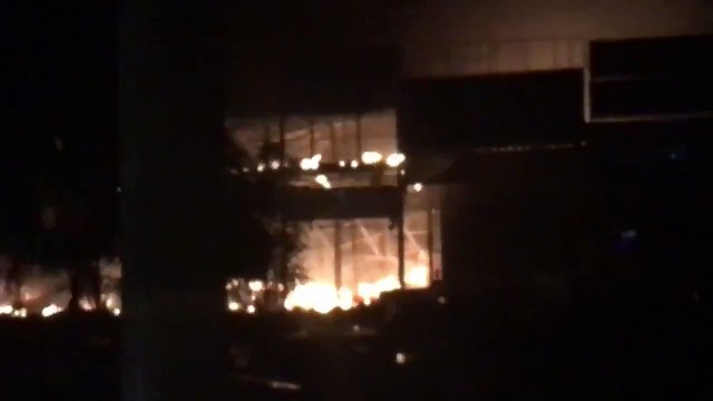 ग्रेटर नोएडा के एक मार्केट की दुकानों में लगी भीषण आग, दमकल की गाड़ियां काबू पाने में जुटी