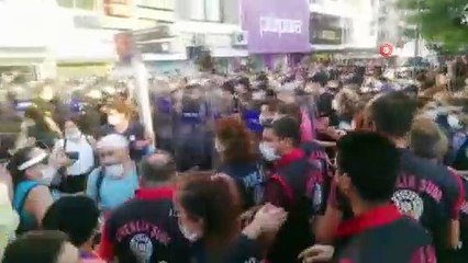 Kadınlar, izinsiz yürüyüşte polis müdürünü darp etti