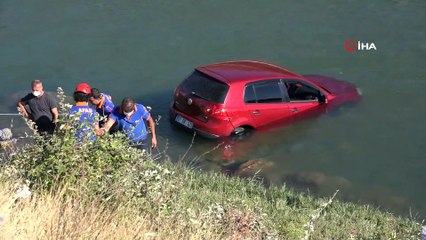 Otomobil çaya uçtu, sürücü kendi çabası ile araçtan çıktı