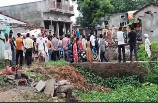 शर्मनाक: प्रेम विवाह से खफा लोगों ने युवती को अर्धनग्न कर पीटा, भीड़ में से उठा ले गए