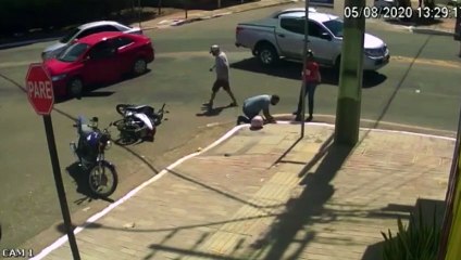 Veja: Mulher cai em bueiro ao ser vítima de acidente de trânsito