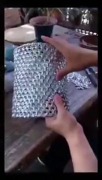 Cet artiste transforme des canettes en de magnifiques objets