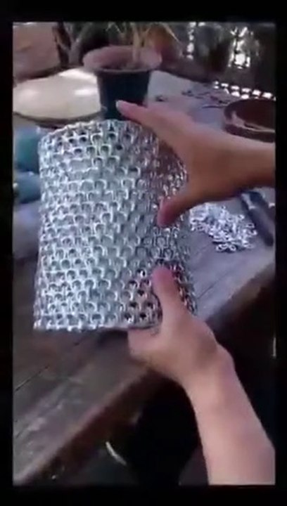 Cet artiste transforme des canettes en de magnifiques objets