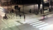 Varios hombres fueron filmados mientras jugaban un partido de fútbol en cuarentena