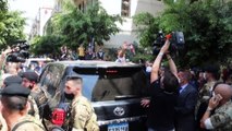 Macron visita Beirute e promete auxílio em troca de reformas