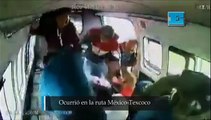 Delincuente entró a robar a una combi  y los pasajero le dieron una paliza en México