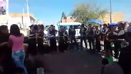 Mariachi Espuelas De Oro De Pénjamo gto. (Heres Lo Que Más Quiero) ( 360 X 626 )