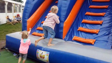 Sophia Isabella Brincando no castelo Gigante Inflável