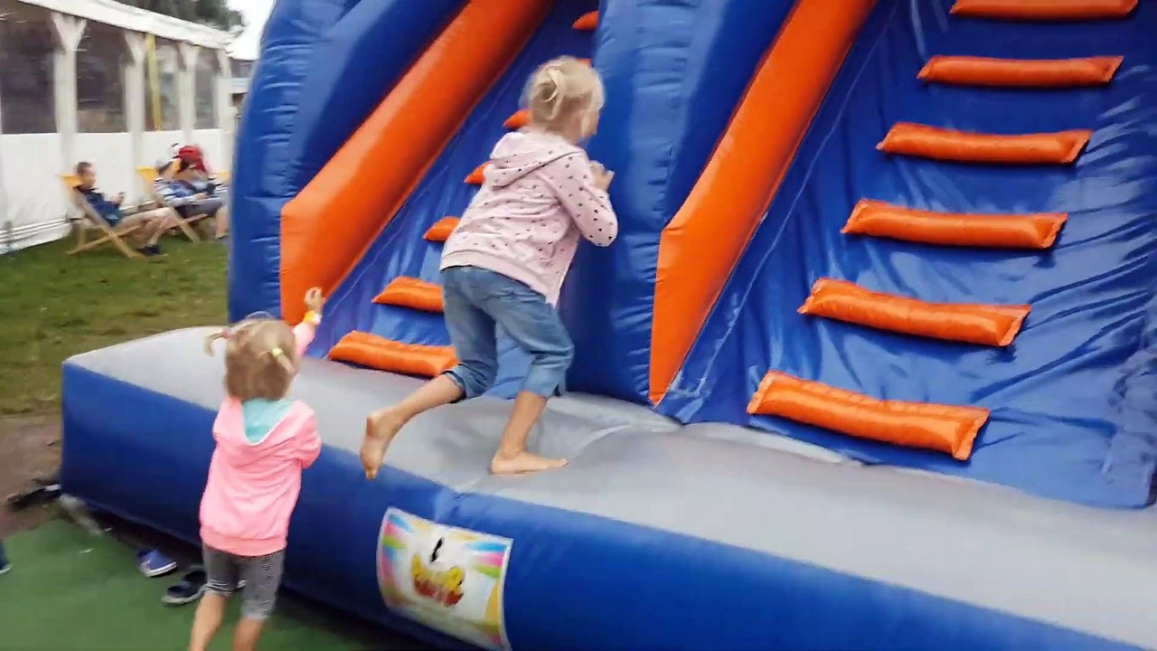Sophia Isabella Brincando no castelo Gigante Inflável