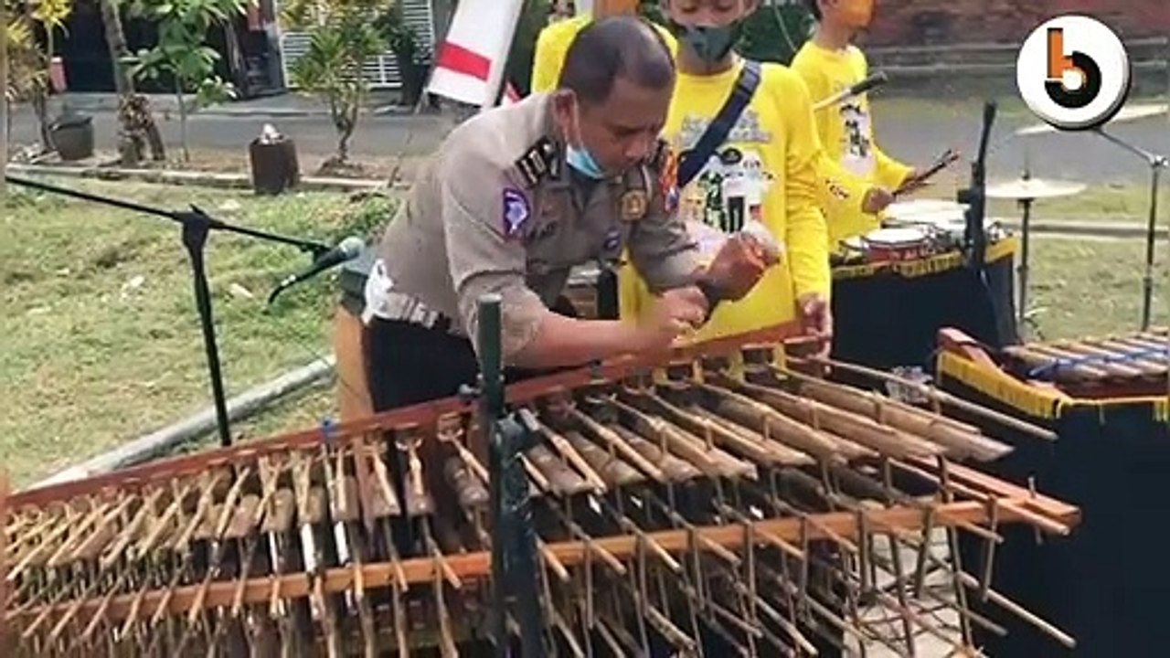 VIDEO POLISI MENGAMEN MAHIR MAINKAN ANGKLUNG