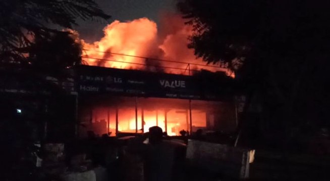 ग्रेटर नोएडा: 15 दुकानों में भीषण आग से एक करोड़ का सामान जलकर खाक