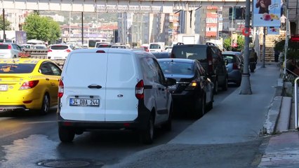 Sorumsuz sürücüler E-5 yan yolu otoparka çevirdi