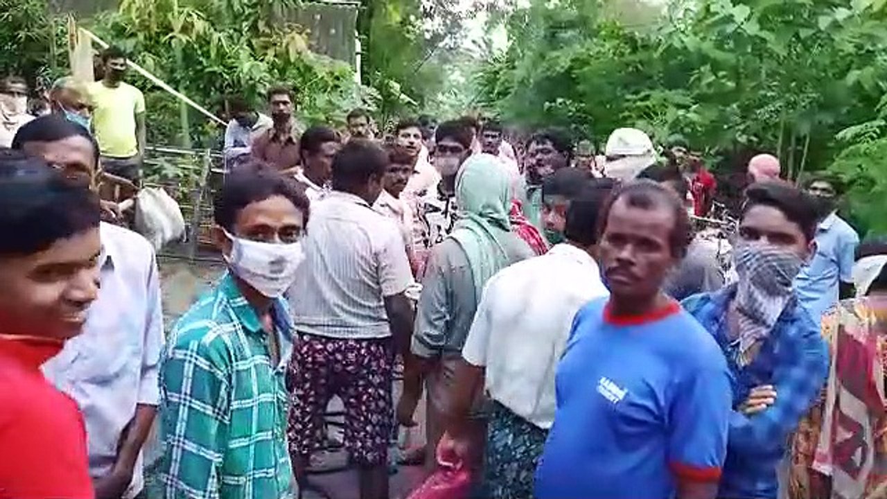 প্রাপ্যের তুলনায় কম! রেশন ডিলারকে ঘিরে উন্মত্ত জনতা