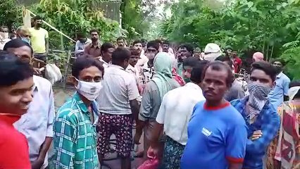 প্রাপ্যের তুলনায় কম! রেশন ডিলারকে ঘিরে উন্মত্ত জনতা
