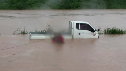 물 불어난 농로에서 트럭 침수...운전자 등 2명 구조 / YTN