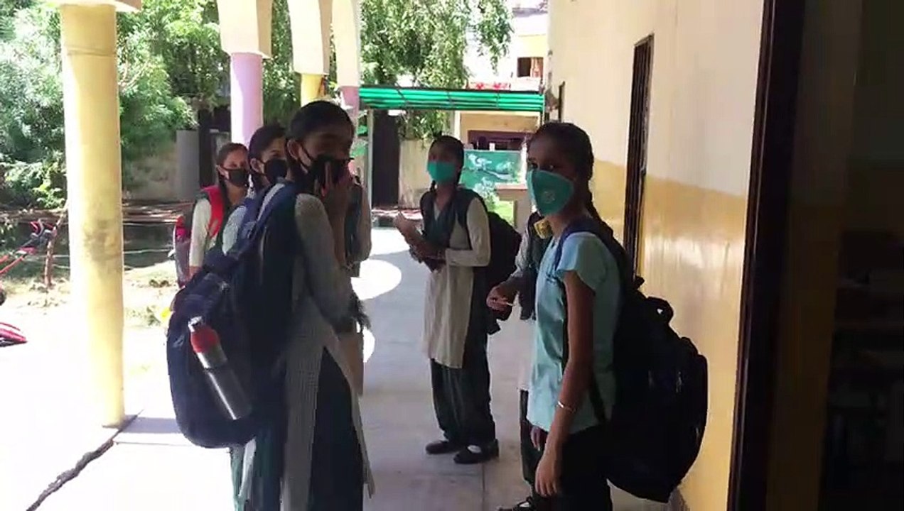 মহামারী কিন্তু তাতে কী? চলছে স্কুল!