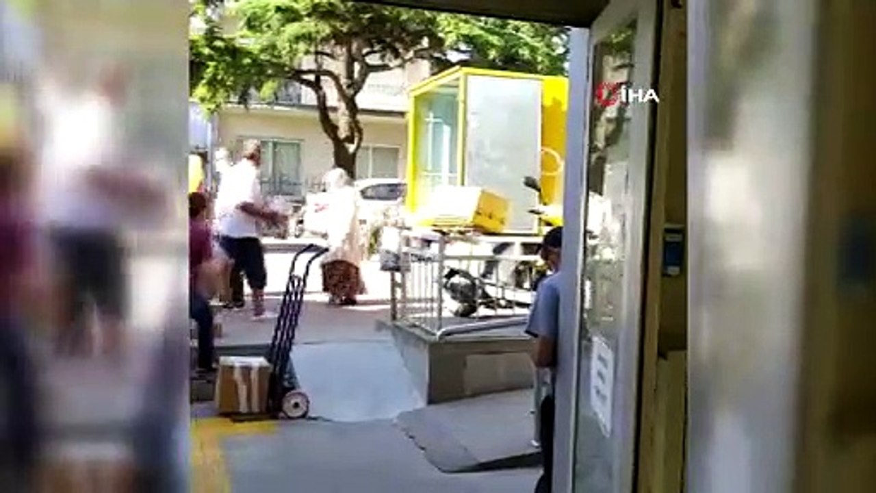 Yükleme rezaleti... Kargo elemanları kolileri basket topu atar gibi yükleme yaptı