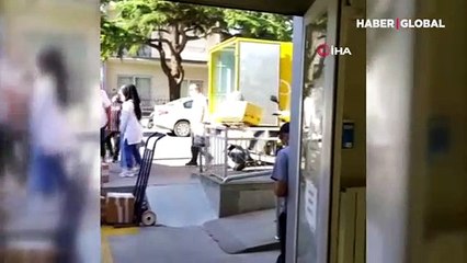 Kargo paketleri ile basketbol pratiği yapan kargocu kamerada